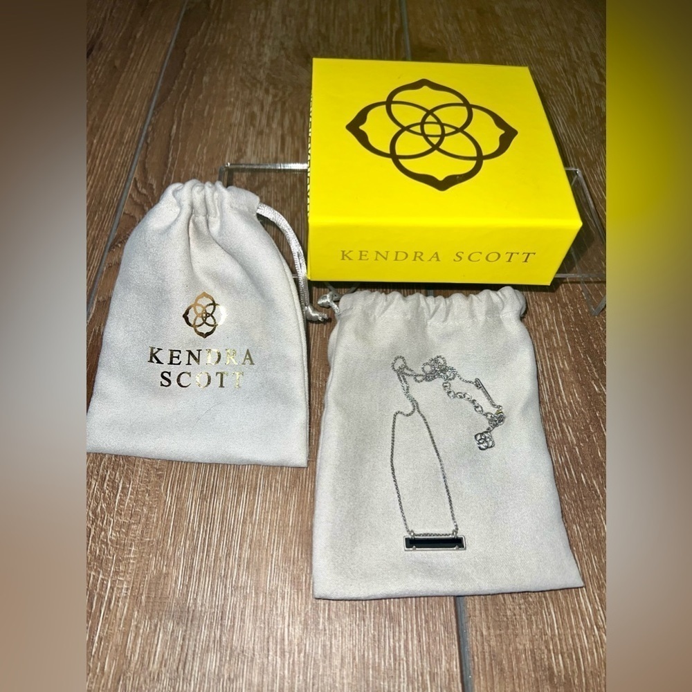 Kendra Scott necklace